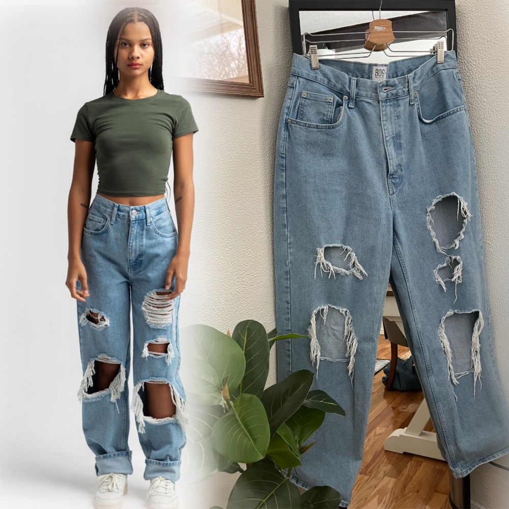 Women’s BDG High Rise Baggy Distressed Straight Jean Size 32